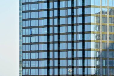 Kentsel arka plan, modern Cam cephe, detay ofis iş Binası