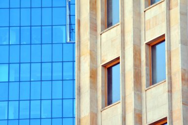 Kentsel arka plan, modern Cam cephe, detay ofis iş Binası