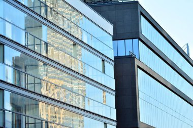 Kentsel arka plan, modern Cam cephe, detay ofis iş Binası