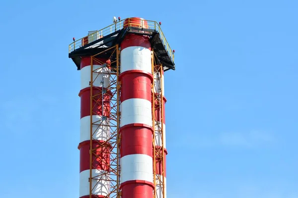 Edifício Industrial Moderno Com Uma Chaminé Alta — Fotografia de Stock