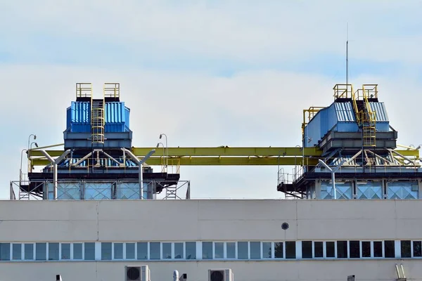 Moderna Industribyggnad Med Hög Skorsten — Stockfoto