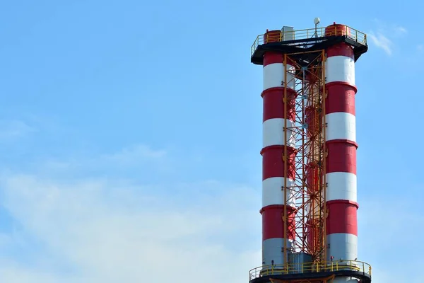 Moderne Industriële Gebouwen Met Een Hoge Schoorsteen — Stockfoto