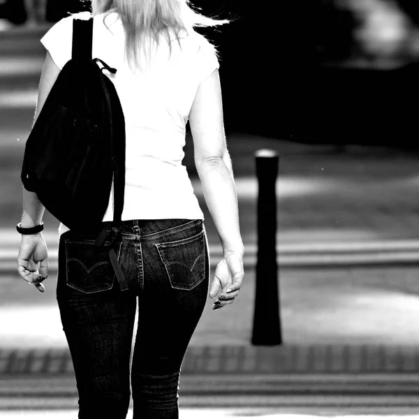 Vista Trás Uma Rapariga Descer Rua Preto Branco — Fotografia de Stock