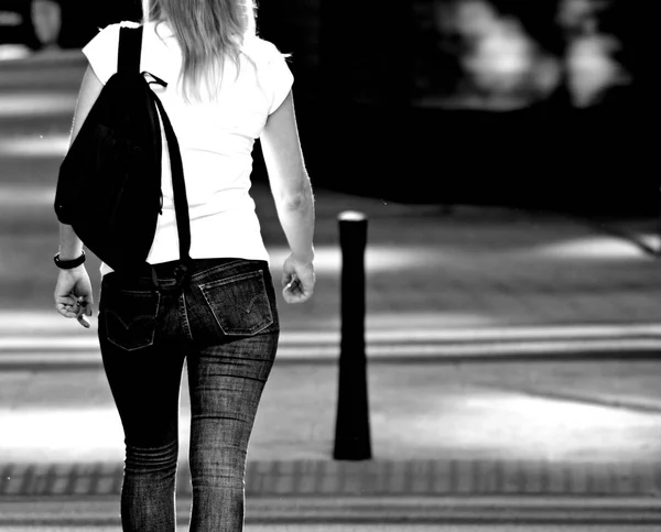 Vista Trasera Una Chica Caminando Por Calle Blanco Negro — Foto de Stock