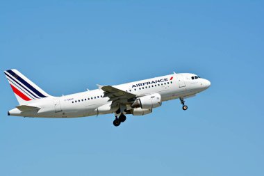 Varşova, Polonya. 28 Mayıs 2018. Yolcu uçak F-Grhv - Airbus A319-111 - Air France Varşova Chopin Havaalanı Pist uçuyor