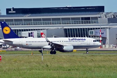 Varşova, Polonya. 28 Mayıs 2018. Varşova Chopin Havaalanı. Önlük için iniş sonra dönüm. Hattı D-Aiun - Airbus A320-214 - Lufthansa Varşova havaalanında uçak