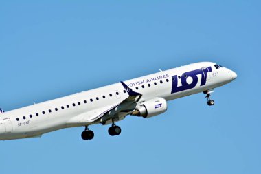 Varşova, Polonya. 28 Mayıs 2018. Yolcu uçak Sp-Lnf Lot - Varşova Chopin Havaalanı Pist uçan Polonya Havayolları Embraer s