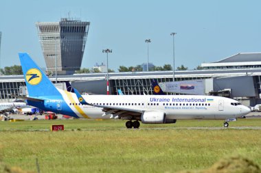 Varşova, Polonya. 28 Mayıs 2018. İnişten sonra apron 'a dönüyorur. Plane hat Your-PSA Ukrayna Uluslararası havayolları Boeing 737-8HX Varşova havaalanında