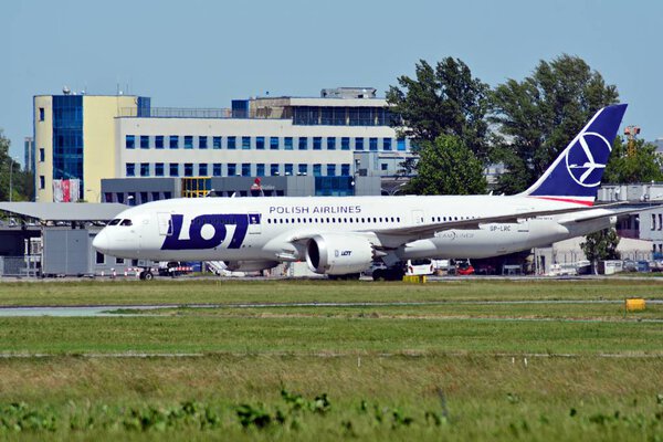 Warsaw, Poland. 28 May 2018. Warsaw Chopin Airport. Turning to apron after landing. Plane line PLL LOT at the airport in Warsaw.SP-LSA - Boeing 787-9 Dreamliner - LOT