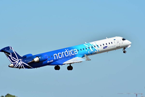 Варшава, Польша. 28 мая 2018 года. Пассажирский самолет ES-ACD Nordica Bombardier CRJ-900ER летит с взлетно-посадочной полосы аэропорта Варшавы Шопена
