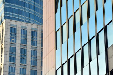 Çelik ve camdan yapılmış modern ofis binası.