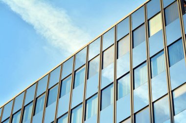 Çelik ve camdan yapılmış modern ofis binası.