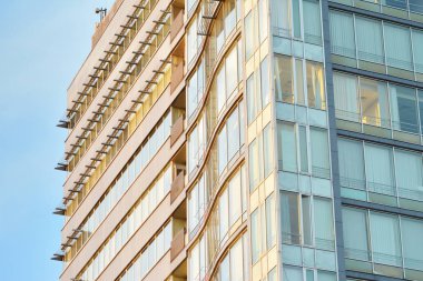 Çelik ve camdan yapılmış modern ofis binası.