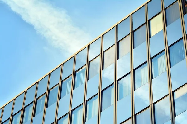 Çelik ve camdan yapılmış modern ofis binası.