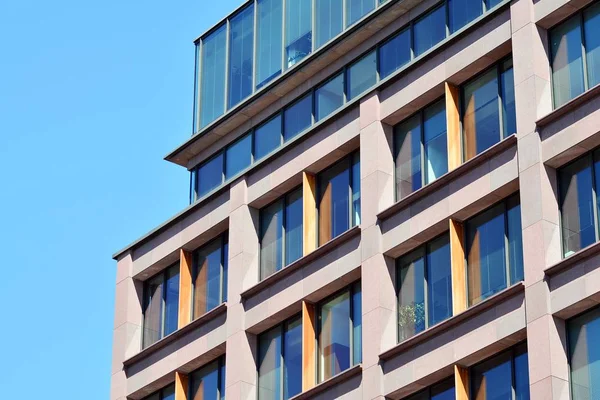 Çelik ve camdan yapılmış modern ofis binası.