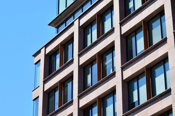 Çelik ve camdan yapılmış modern ofis binası.