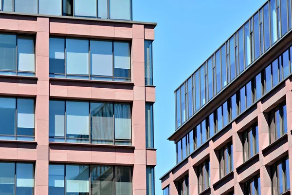 Çelik ve camdan yapılmış modern ofis binası.