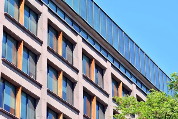 Çelik ve camdan yapılmış modern ofis binası.