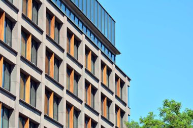 Çelik ve camdan yapılmış modern ofis binası.