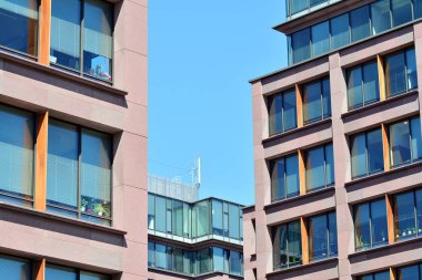 Çelik ve camdan yapılmış modern ofis binası.