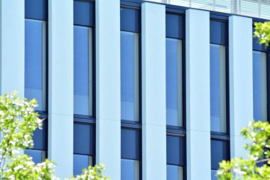 Çelik ve camdan yapılmış modern ofis binası.