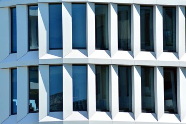 Çelik ve camdan yapılmış modern ofis binası.