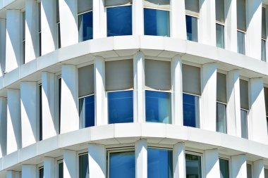 Çelik ve camdan yapılmış modern ofis binası.