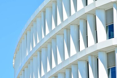 Çelik ve camdan yapılmış modern ofis binası.