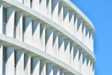 Çelik ve camdan yapılmış modern ofis binası.