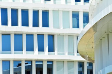 Çelik ve camdan yapılmış modern ofis binası.