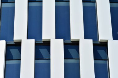 Çelik ve camdan yapılmış modern ofis binası.