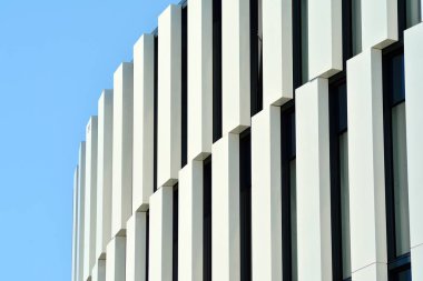 Çelik ve camdan yapılmış modern ofis binası.