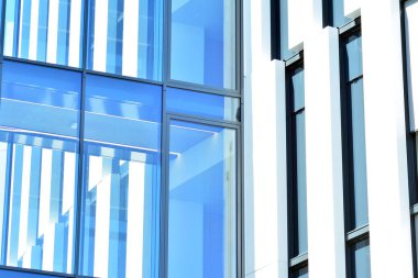 Çelik ve camdan yapılmış modern ofis binası.