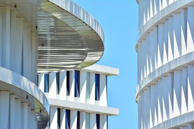 Çelik ve camdan yapılmış modern ofis binası.