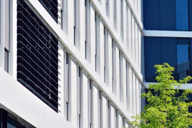 Çelik ve camdan yapılmış modern ofis binası.