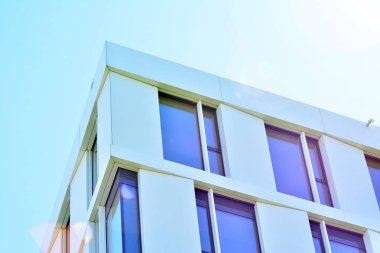 Çelik ve camdan yapılmış modern ofis binası.