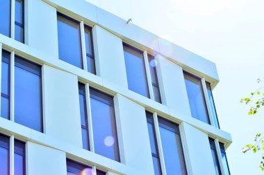 Çelik ve camdan yapılmış modern ofis binası.