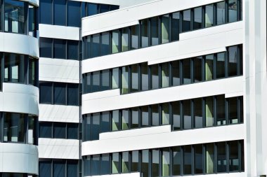 Çelik ve camdan yapılmış modern ofis binası.