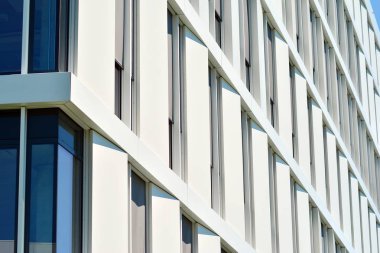 Çelik ve camdan yapılmış modern ofis binası.