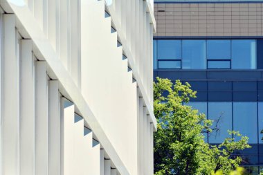 Çelik ve camdan yapılmış modern ofis binası.