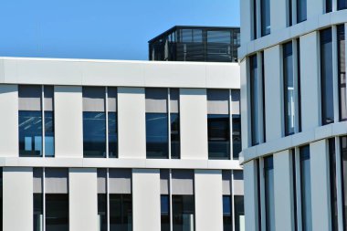 Çelik ve camdan yapılmış modern ofis binası.