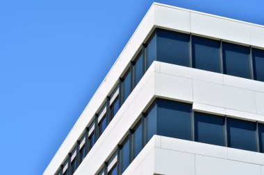 Çelik ve camdan yapılmış modern ofis binası.