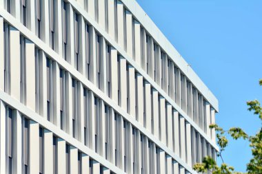 Çelik ve camdan yapılmış modern ofis binası.