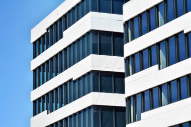 Çelik ve camdan yapılmış modern ofis binası.