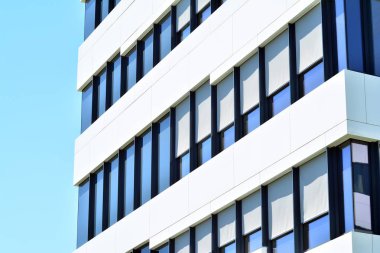 Çelik ve camdan yapılmış modern ofis binası.