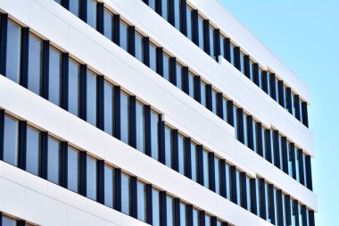 Çelik ve camdan yapılmış modern ofis binası.