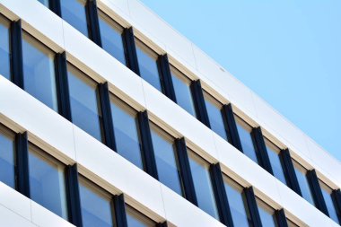 Çelik ve camdan yapılmış modern ofis binası.