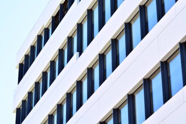 Çelik ve camdan yapılmış modern ofis binası.