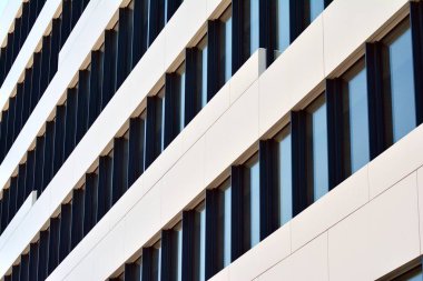 Çelik ve camdan yapılmış modern ofis binası.