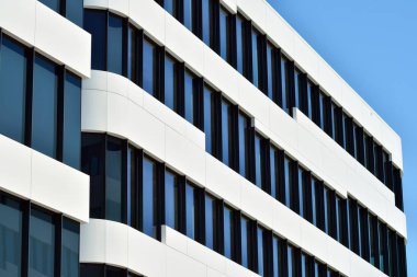 Çelik ve camdan yapılmış modern ofis binası.